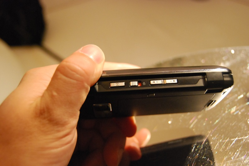 Illustration for article titled Verizon's LG VX10000 Voyager Revealed and Groped (with Gallery)